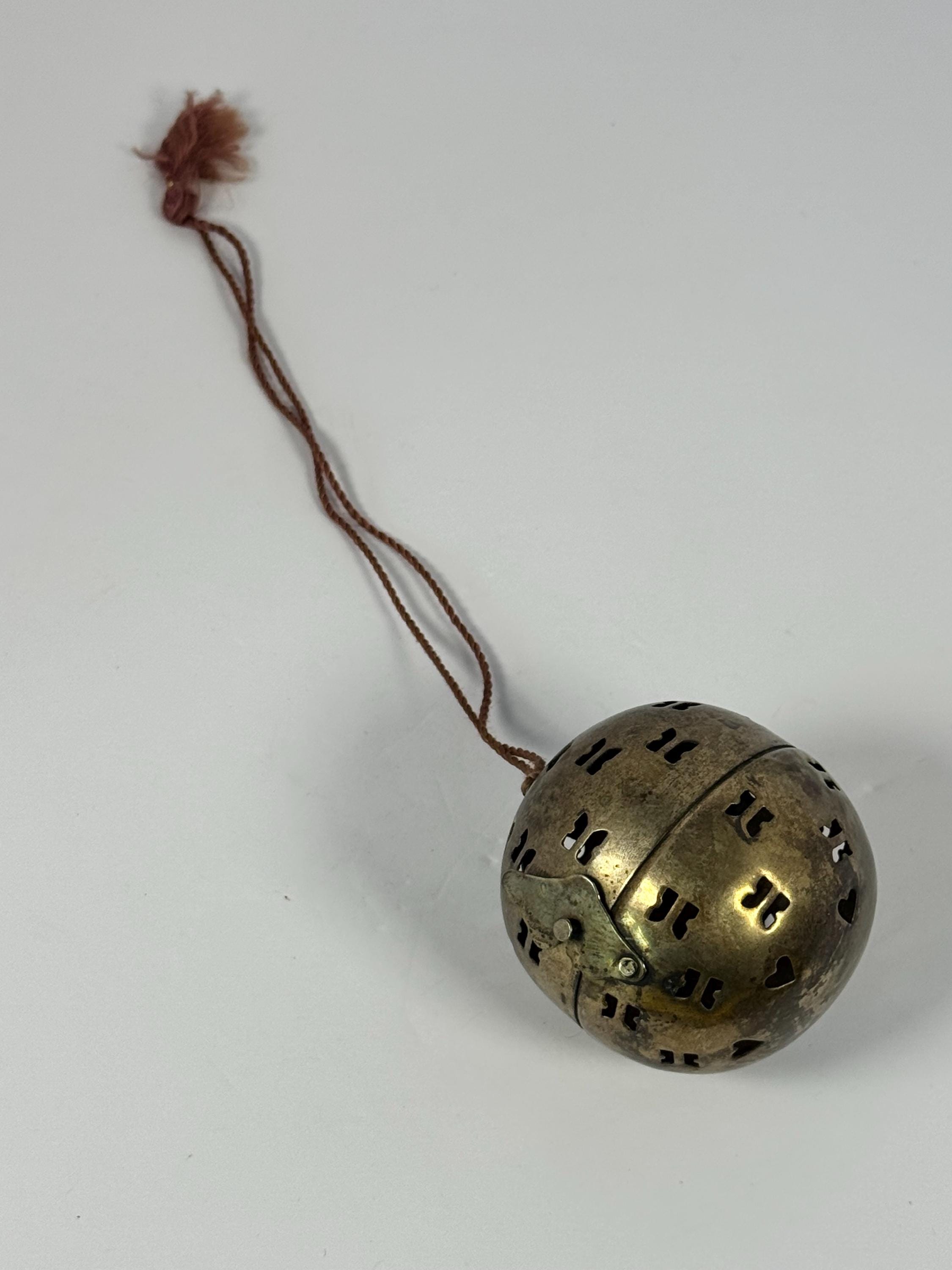 Vintage Brass Pomander Ball Hinged Sphere Clove Holder Hanging  display picture 1