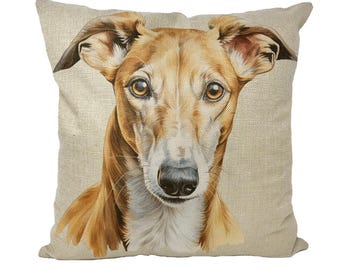 Könnte beinhalten: Quadratisches Zierkissen mit einer detaillierten Illustration des Gesichts eines Windhundes. Der Hund hat braunes und weißes Fell, mit großen, ausdrucksstarken Augen und Schlappohren. Das Kissen hat einen neutralen beigefarbenen Hintergrund.