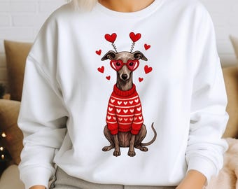 Könnte beinhalten: Weißes Sweatshirt mit einem Windhund-Design, der eine herzförmige Brille und einen roten Pullover mit weißen Herzmustern trägt. Rote Herzen schweben um den Kopf des Hundes, passend zum Valentinstag.