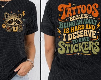 Tatuajes porque ser adulto es difícil – Camiseta de doble cara PNG, Humor retro de mapache PNG, Diseño de cita divertida para tatuajes (Descarga digital)