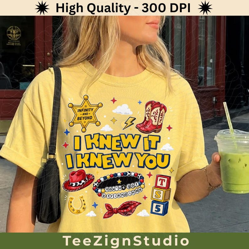 Puede incluir: Una camiseta amarilla con un estampado gr&aacute;fico que incluye el texto I KNEW IT I KNEW YOU, una estrella de sheriff dorada, botas de vaquero rojas, un sombrero de vaquero rojo, una pulsera de cuentas con el texto YOU'VE GOT A FRIEND IN ME, una herradura y bloques de letras.