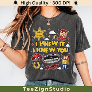 Puede incluir: Una camiseta gris carb&oacute;n de manga corta con un estampado gr&aacute;fico que incluye el texto I KNEW IT I KNEW YOU, una estrella de sheriff, botas vaqueras rojas, un sombrero rojo, una pulsera de cuentas, una herradura y tres bloques de juguete.