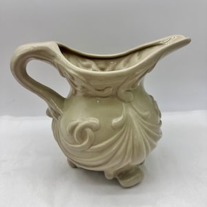 Vintage Keramik Celadon Grün Verzierter Krug mit Fuß 9 in Cottagecore