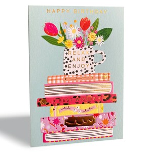 Carte d'anniversaire avec des livres et des fleurs image 2