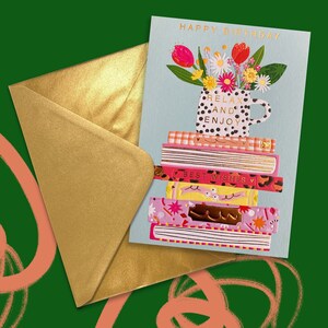 Carte d'anniversaire avec des livres et des fleurs image 4