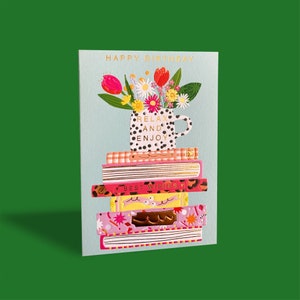 Carte d'anniversaire avec des livres et des fleurs image 1