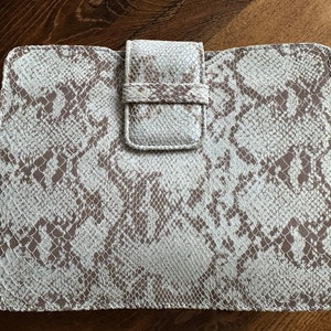Clutch de piel de serpiente de Maurizio Taiuti