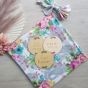 Couverture enveloppante pour nouveau-né fille, bandeau assorti et coffret cadeau de 16 cartes jalons