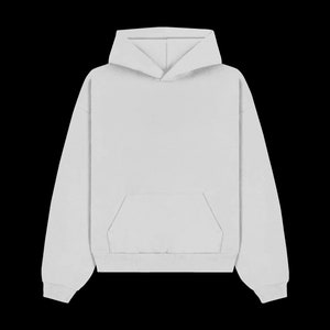 K&ouml;nnte beinhalten: Ein einfarbiger wei&szlig;er Kapuzenpullover mit einer K&auml;ngurutasche auf der Vorderseite.