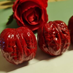 Walnut halves in red heart shape heart Valentine&#39;s Day birthday floral decoration love decoration gift scatter decoration wedding marriage proposal
