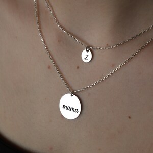Collar de plata mamá y letra, collar inicial personalizado, collar grabado mamá, collar personalizado, dos collares a juego para mamá