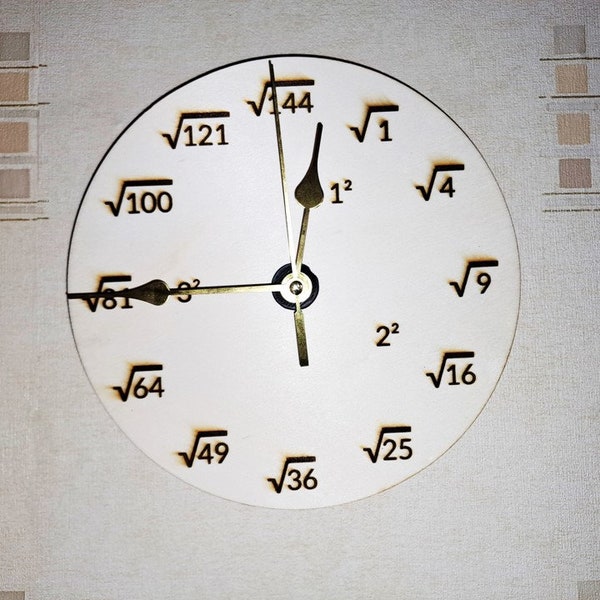 Horloge analogique en bois avec racines carrées sous forme de nombres - Disques de 20 cm - Gravure au laser avec mouvement d'horlogerie à quartz silencieux