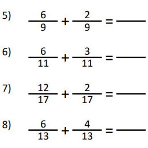 Può includere: Un foglio di lavoro con problemi di matematica che coinvolgono l'addizione di frazioni con lo stesso denominatore. I problemi sono numerati da 5 a 8. Ogni problema ha due frazioni con lo stesso denominatore, e la risposta è rappresentata da una linea vuota.