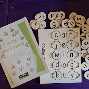 Jeu de mots CVC en bois et grille de 3 lettres - Livret, 48 carreaux de lettres (3 cm) et 2 grilles (A5) - école à domicile apprentissage de l'orthographe Montessori