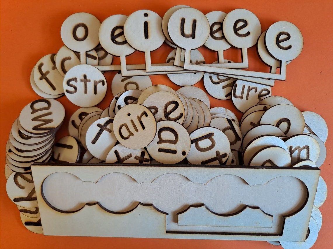 great-phonics-resources-spelling-helper-frame-30mm-tiles-alphabet