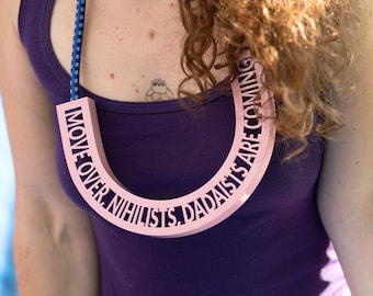 Grote roze fashion statement ketting "Move Over Nihilists"