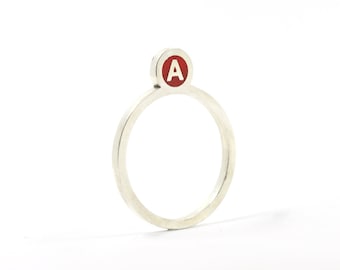 Anillo Plano De Plata Con Letras Del Alfabeto Y Esmalte De Colores