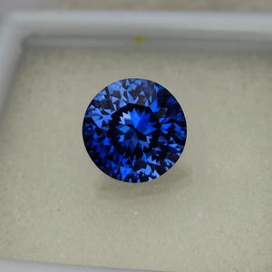 Precisionsslipning, 11 mm kunglig blå safir: 5,75 ct diamantslipad labbodlad ädelsten