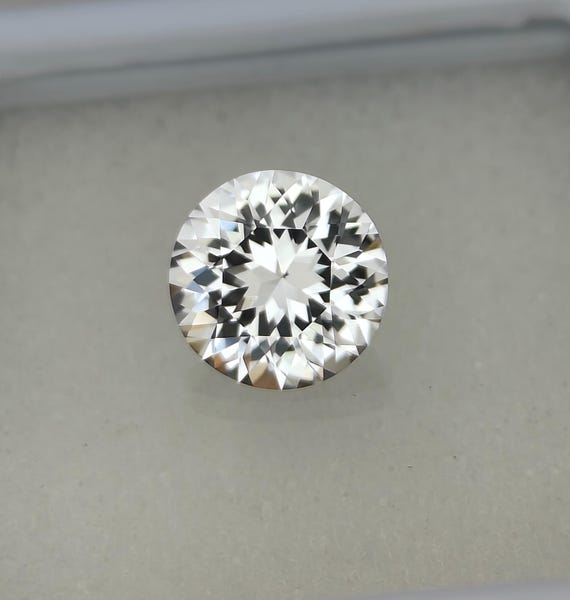 Taglio di precisione, zaffiro bianco da laboratorio da 4,35 ct