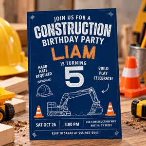 Könnte beinhalten: Eine rechteckige Einladung zum Geburtstag mit Baustellen-Motiv auf dunkelblauem Blaupausen-Hintergrund. Der Text lautet: JOIN US FOR A CONSTRUCTION BIRTHDAY PARTY, LIAM IS TURNING 5, HARD HATS REQUIRED, BUILD PLAY CELEBRATE, SAT OCT 26, 3:00 PM, 456 CONSTRUCTION WAY, AUSTIN, TX 78701, RSVP TO SARAH AT 555-987-6543.