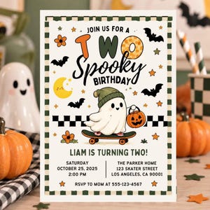 Könnte beinhalten: Eine rechteckige Geburtstagseinladungskarte mit einem Geist auf einem Skateboard, einem Kürbis, Fledermäusen, Sternen und Blumen. Der Text lautet: JOIN US FOR A TWO SPOOKY BIRTHDAY, LIAM IS TURNING TWO, SATURDAY OCTOBER 25, 2025, 2:00 PM, THE PARKER HOME 123 SKATER STREET LOS ANGELES, CA 90001, RSVP TO MOM AT 555-123-4567.