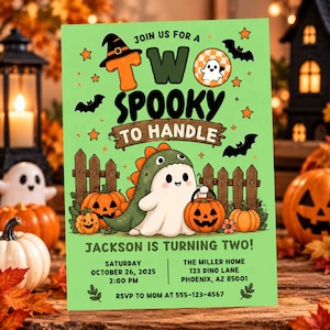 Könnte beinhalten: Eine hellgrüne Halloween-Geburtstagseinladung mit einem Geist im Dinosaurierkostüm, Kürbissen, Fledermäusen und Sternen. Text: JOIN US FOR A TWO SPOOKY TO HANDLE, JACKSON IS TURNING TWO, SATURDAY OCTOBER 26, 2025, 2:00 PM, THE MILLER HOME 123 DINO LANE PHOENIX, AZ 85001, RSVP TO MOM AT 555-123-4567.