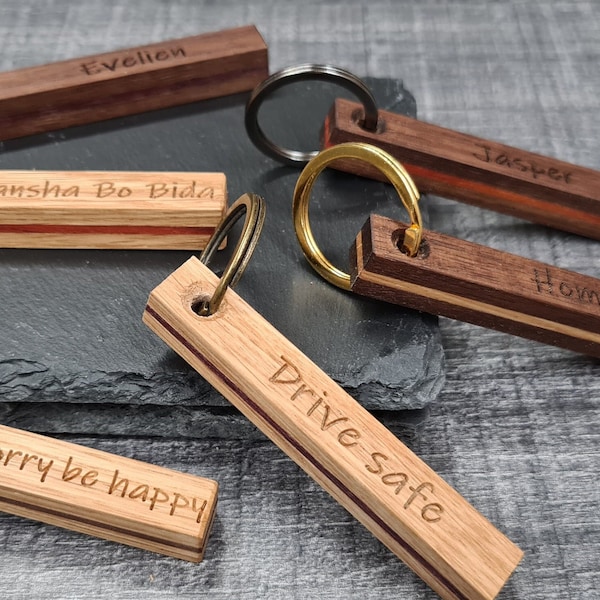 Gepersonaliseerd Houten Sleutelhanger met inscriptie diverse duo tone houtsoorten en ophang mogelijkheid.