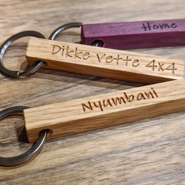 Gepersonaliseerd houten sleutelhanger met inscriptie, diverse houtsoorten en ophang mogelijkheden