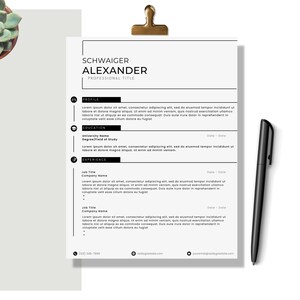 Può includere: Un modello di curriculum vitae in bianco e nero con il nome "Schwaiger Alexander" in alto. Il curriculum vitae include sezioni per il profilo, l'istruzione e l'esperienza.