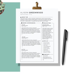 Può includere: Un modello di curriculum vitae in bianco e nero con il nome Alison Greenwood in alto. Il curriculum vitae include sezioni per "Informazioni su di me", "Esperienze lavorative", "Istruzione", "Competenze" e "Contatti".