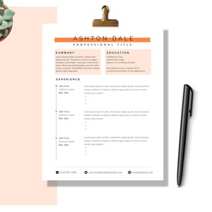 Può includere: Un modello di curriculum vitae con un design minimalista. Il modello presenta un'intestazione con il nome "Ashton Dale" e il titolo "Titolo professionale". Il curriculum vitae include sezioni per il riepilogo, l'esperienza, l'istruzione e le informazioni di contatto.