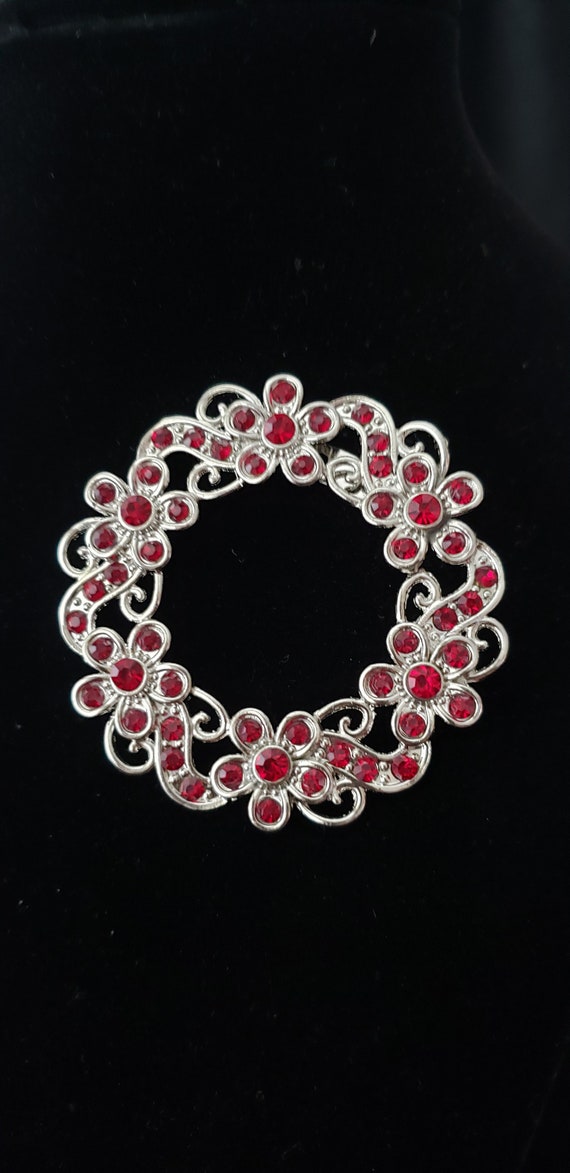 Vintage Red rhinestone flower wreath brooch pin - image 3