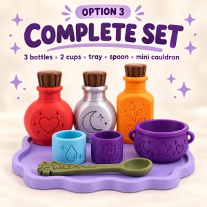 Può includere: Un set completo etichettato come Option 3 contenente tre bottiglie con tappi marroni, due tazze, un vassoio, un cucchiaio e un mini calderone. La bottiglia rossa ha un cuore, quella argentata una luna e quella arancione un motivo a foglie. Il calderone viola presenta icone di luna, stella e cuore.