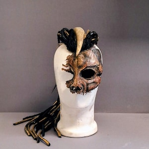 KARGAN – Archaïsch halfmasker met hoorn | handgemaakt uniek stuk