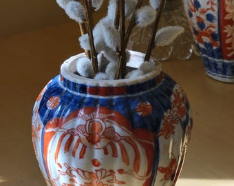 19世紀中国製 伊万里焼 蓋付き花瓶：コバルトブルーと赤錆色の花模様