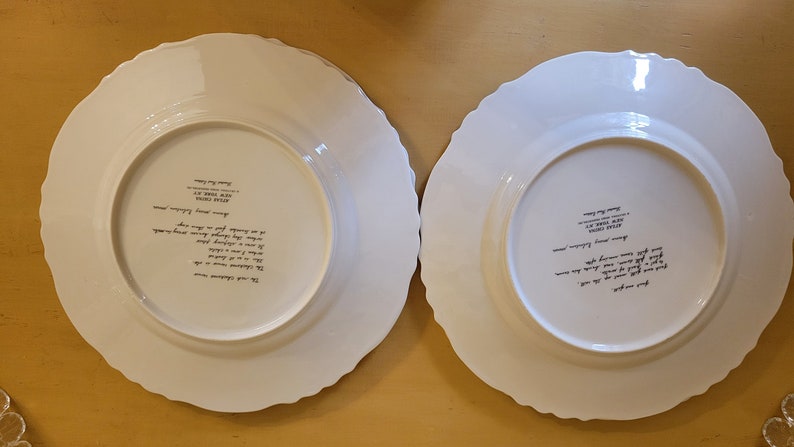 Puede incluir: Dos platos de cena de cer&aacute;mica blanca con bordes festoneados. La parte posterior de cada plato tiene una inscripci&oacute;n negra con el texto "The Collectors' Choice, Made in England, Royal Doulton, Fine Bone China, Designed by Susan Williams, Hand Painted, Dishwasher Safe, Microwave Safe, Oven Safe, Made in England, Royal Doulton, Fine Bone China, Designed by Susan Williams, Hand Painted, Dishwasher Safe, Microwave Safe, Oven Safe".