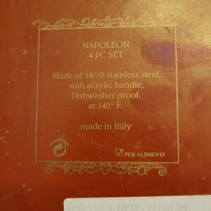 Puede incluir: Una caja roja con letras doradas que dicen "Napoleon 4 PC Set". La caja es para un juego de 4 tenedores de acero inoxidable con mangos de acr&iacute;lico. La caja tambi&eacute;n indica que los tenedores son aptos para lavavajillas hasta 140 grados Fahrenheit y hechos en Italia.
