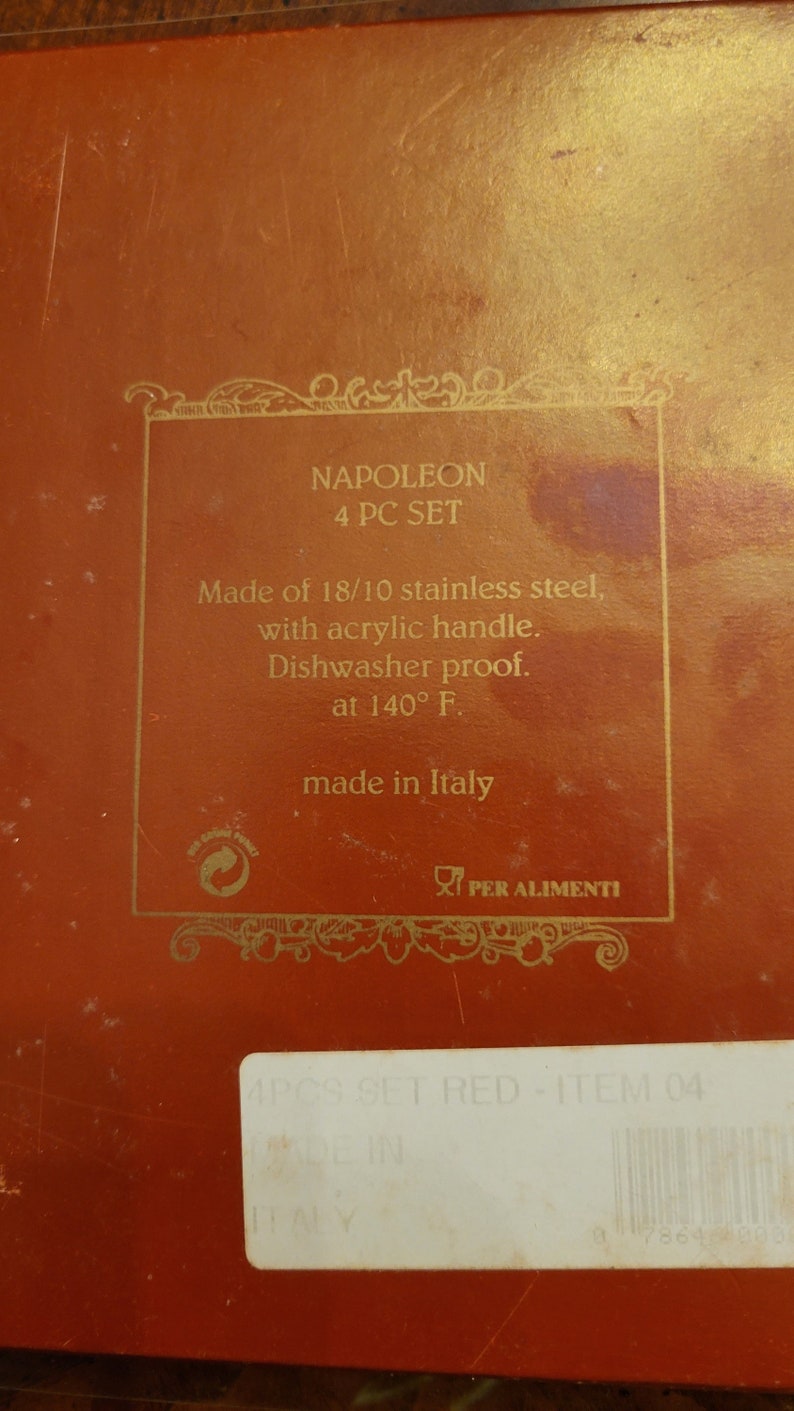 Puede incluir: Una caja roja con letras doradas que dicen "Napoleon 4 PC Set". La caja es para un juego de 4 tenedores de acero inoxidable con mangos de acr&iacute;lico. La caja tambi&eacute;n indica que los tenedores son aptos para lavavajillas hasta 140 grados Fahrenheit y hechos en Italia.