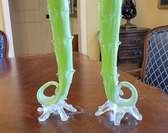 Juego de 2 jarrones victorianos de espinas de vidrio con carcasa verde