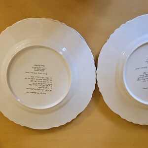 Puede incluir: Dos platos de cer&aacute;mica blanca con bordes festoneados. La parte posterior de cada plato tiene una inscripci&oacute;n en negro con el texto "The Joy of the Table, Designed by,  Royal Doulton, England,  Made in Thailand,  Copyright Royal Doulton,  Dishwasher and Microwave Safe."