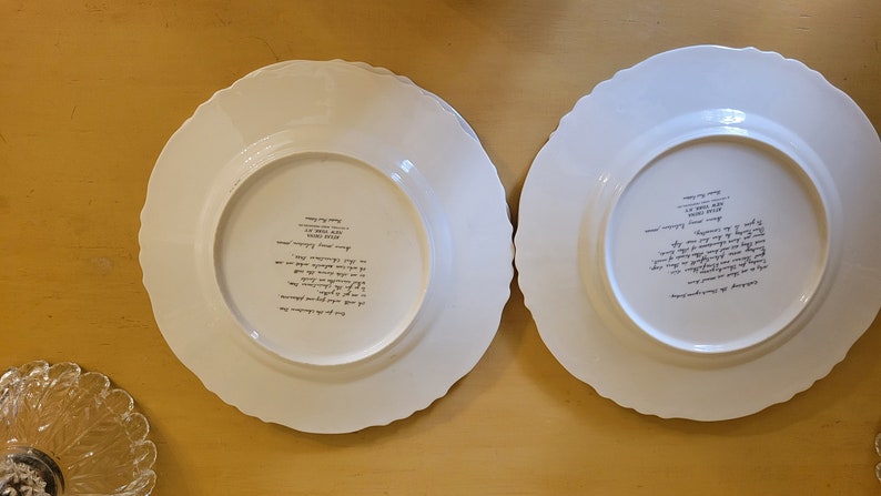 Puede incluir: Dos platos de cer&aacute;mica blanca con bordes festoneados. La parte posterior de cada plato tiene una inscripci&oacute;n en negro con el texto "The Joy of the Table, Designed by,  Royal Doulton, England,  Made in Thailand,  Copyright Royal Doulton,  Dishwasher and Microwave Safe."