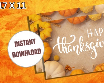 Könnte beinhalten: Ein Thanksgiving-Motiv mit dem Schriftzug "Happy Thanksgiving" in weißer Schrift. Der Druck zeigt eine Anordnung von Kürbissen und Zierkürbissen in Orange, Gelb und Weiß. Die Abmessungen betragen 43 x 28 cm.