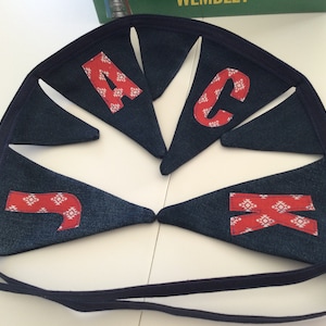 Banderines de mezclilla azul personalizados con nombre de colores y letras colgantes, decoración para habitación de niños, guirnalda de fiesta, decoración reutilizable para el hogar, banderín con nombre rojo