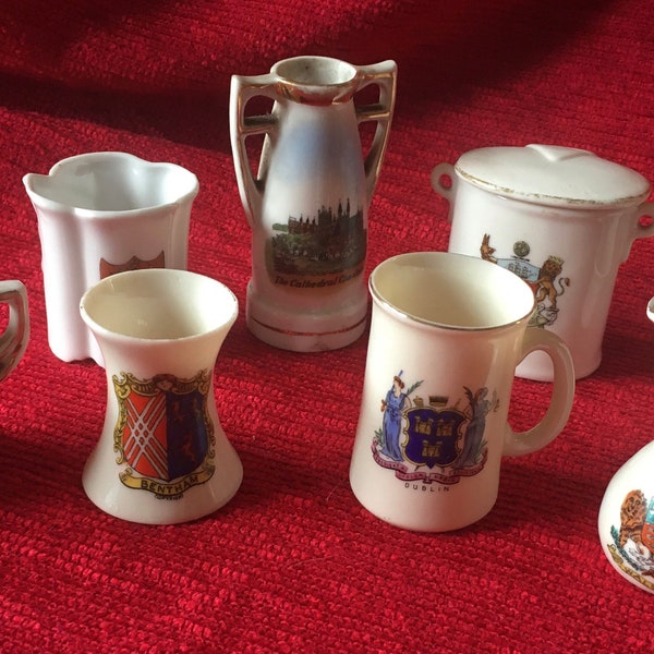 Assorted crested china items.