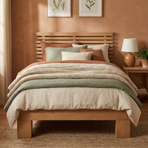 Può includere: Un letto in legno con testiera a doghe è il punto focale di questa camera da letto. Il letto è realizzato con biancheria da letto dai toni neutri, tra cui un copripiumino beige, una coperta verde e un plaid lavorato a maglia. Cuscini decorativi nei toni del marrone e del verde.