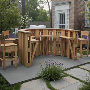 Può includere: Un bar all'aperto in legno dal design curvo, accompagnato da tre sgabelli abbinati. Il bar e gli sgabelli sono costruiti in legno chiaro e sono posizionati su un patio in cemento grigio. La scena è ambientata in un giardino con vegetazione e un edificio in mattoni sullo sfondo.