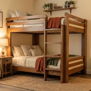 Può includere: Un letto a castello in legno massello con finitura marrone caldo. Il letto ha una scala per accedere alla cuccetta superiore ed è arredato con biancheria da letto neutra e una coperta color ruggine. La stanza è decorata con stampe botaniche incorniciate.