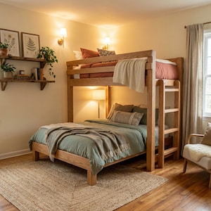 Puede incluir: Una litera de madera con una cama de matrimonio abajo y una cama individual arriba. Las camas están hechas con ropa de cama verde y óxido y una manta beige. La habitación tiene una paleta de colores neutros con una alfombra de yute y pisos de madera.