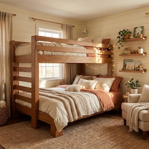 Peut inclure: Un lit superposé en bois avec une finition marron clair. Le lit est fait avec une literie blanche et beige, et une couverture en tricot épais. La chambre a une palette de couleurs neutres avec un tapis tissé et un petit fauteuil.