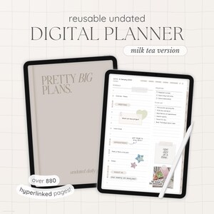 Puede incluir: Una aplicación de planificador digital en la pantalla de una tableta con el texto "Pretty Big Plans" y "undated daily" en la pantalla. El planificador tiene un tema de té con leche con colores pastel y lindas ilustraciones. La aplicación tiene más de 880 páginas hipervinculadas.